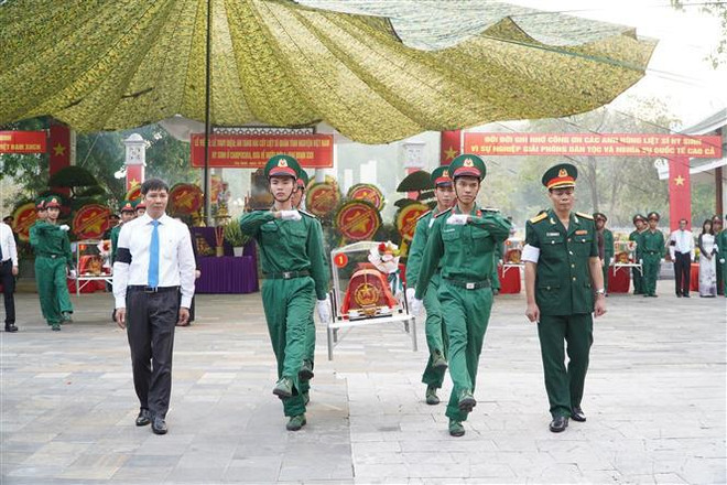 西宁省为在柬埔寨牺牲的烈士举行追悼会和安葬仪式 ảnh 1 西宁省为在柬埔寨牺牲的烈士举行追悼会和安葬仪式 ảnh 1