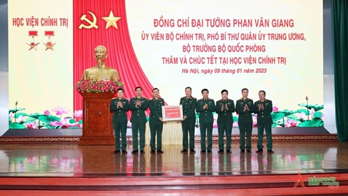 国防部长潘文江大将春节前走访政治学院 ảnh 1 国防部长潘文江大将春节前走访政治学院 ảnh 1