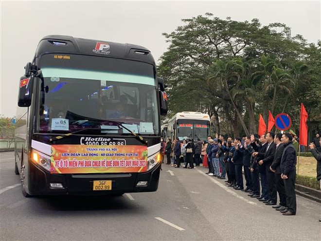 河内市为数万名贫困劳动职工送去免费车票 温情助力贫困职工回家过年 ảnh 1