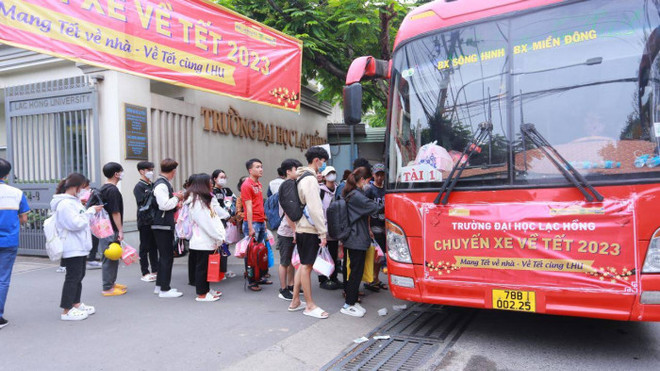 护送贫困学生返乡过年的‘爱心专车’ ảnh 1 护送贫困学生返乡过年的‘爱心专车’ ảnh 1