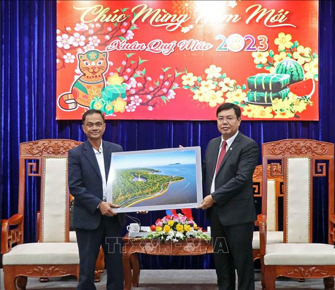 柬埔寨代表团向越南芹苴市、金瓯省和薄辽省拜年 ảnh 2 柬埔寨代表团向越南芹苴市、金瓯省和薄辽省拜年 ảnh 2