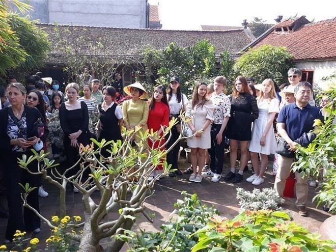  各国驻越大使在河内唐林古村体验越南传统春节 ảnh 1