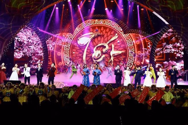 国家主席阮春福出席2023年“家乡之春”文艺晚会 ảnh 1