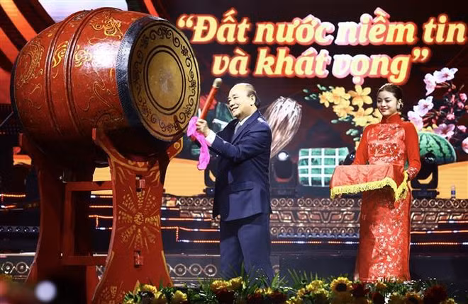 国家主席阮春福出席2023年“家乡之春”文艺晚会 ảnh 2