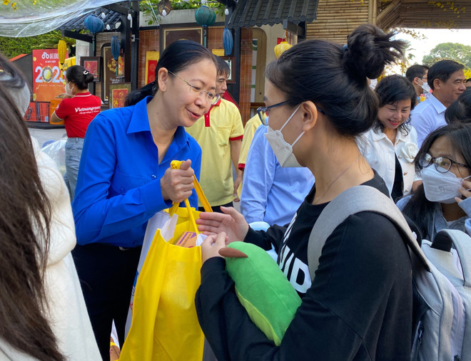 胡志明市温情助力2000名贫困学生和劳动职工返乡过年 ảnh 2