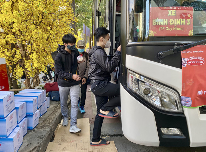 胡志明市温情助力2000名贫困学生和劳动职工返乡过年 ảnh 1