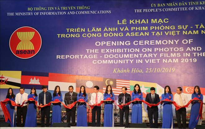 2019年东盟共同体纪实片暨图片展在庆和省开展 ảnh 1 2019年东盟共同体纪实片暨图片展在庆和省开展 ảnh 1