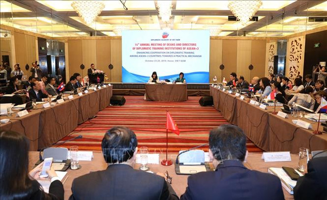 阮月娥大使：越南外交人员应适应数字时代背景下的挑战和机遇 ảnh 1