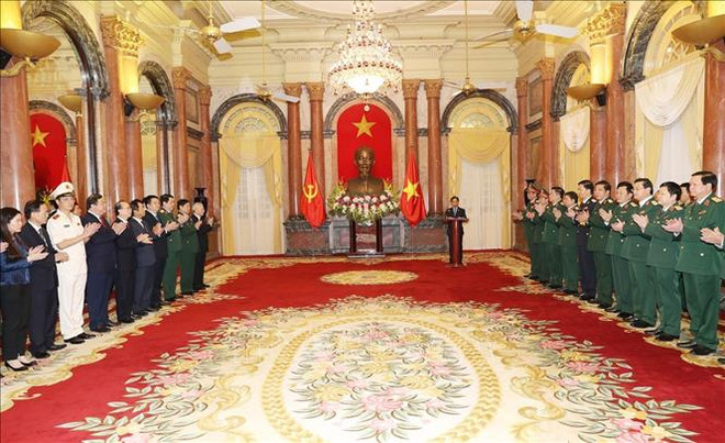 阮富仲总书记向晋升上将军衔的同志颁发命令状 ảnh 1 阮富仲总书记向晋升上将军衔的同志颁发命令状 ảnh 1