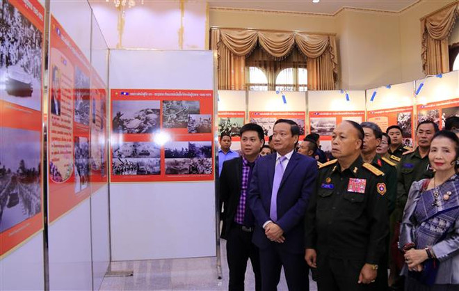 援老越南志愿军和专家传统日70周年图片展在老挝正式开幕 ảnh 2 援老越南志愿军和专家传统日70周年图片展在老挝正式开幕 ảnh 2