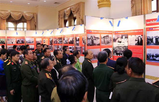 援老越南志愿军和专家传统日70周年图片展在老挝正式开幕 ảnh 1 援老越南志愿军和专家传统日70周年图片展在老挝正式开幕 ảnh 1