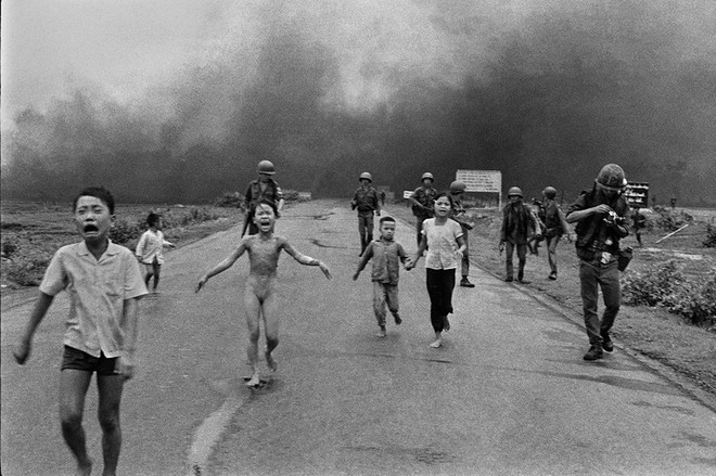 《战火中的女孩》获评50年令人印象最深刻的照片 ảnh 1 《战火中的女孩》获评50年令人印象最深刻的照片 ảnh 1