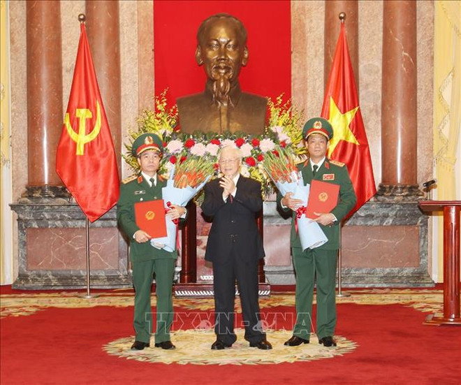 阮富仲总书记向晋升上将军衔的同志颁发命令状 ảnh 2 阮富仲总书记向晋升上将军衔的同志颁发命令状 ảnh 2