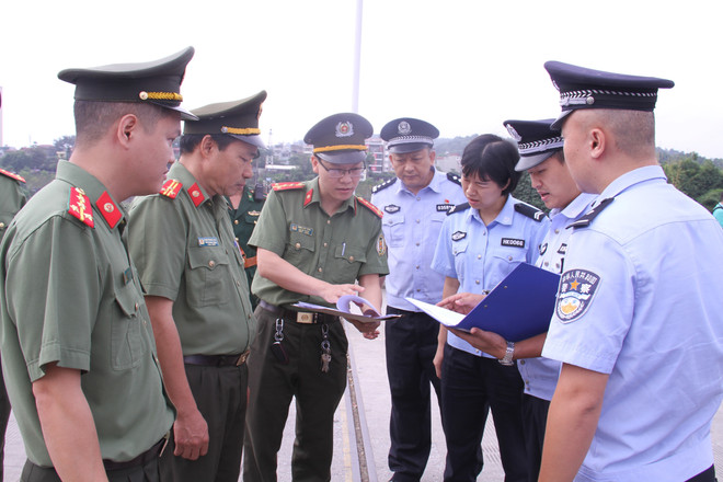 老街警方向中国移交7名中国籍网络赌博犯罪嫌疑人 ảnh 1 老街警方向中国移交7名中国籍网络赌博犯罪嫌疑人 ảnh 1