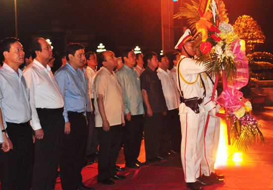越南政府总理阮春福敬献花篮 缅怀胡志明主席 ảnh 1 越南政府总理阮春福敬献花篮 缅怀胡志明主席 ảnh 1