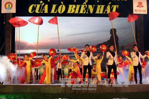 越南政府副总理王廷惠出席2016年炉门旅游节开幕式 ảnh 2