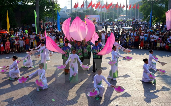 2016年顺化文化节:热闹非凡的街头艺术节 ảnh 2 2016年顺化文化节:热闹非凡的街头艺术节 ảnh 2