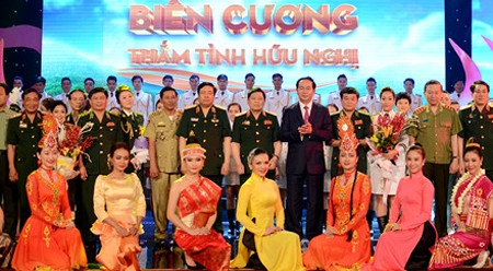 越南国家主席陈大光出席“友情满边疆”交流晚会 ảnh 2