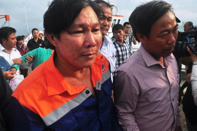 遭不明身份船只撞沉的广南省渔船的34名遇险渔民已被安全送至陆地 ảnh 3 遭不明身份船只撞沉的广南省渔船的34名遇险渔民已被安全送至陆地 ảnh 3