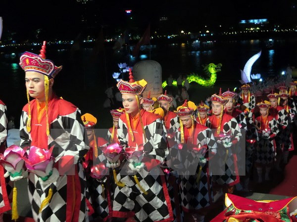2016年顺化文化节:越南佛教教会首次在顺化艺术节举办广照灯节 ảnh 1 2016年顺化文化节:越南佛教教会首次在顺化艺术节举办广照灯节 ảnh 1