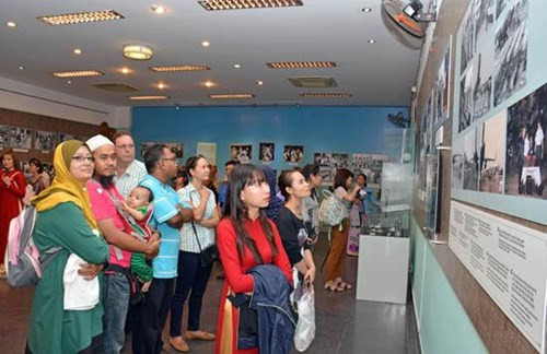 题为“人道主义”的专题展览会——和平与友谊的寄语 ảnh 1 题为“人道主义”的专题展览会——和平与友谊的寄语 ảnh 1