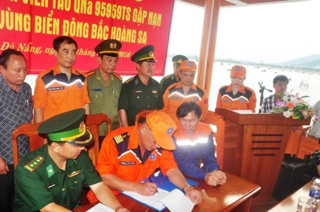 遭不明身份船只撞沉的广南省渔船的34名遇险渔民已被安全送至陆地 ảnh 2 遭不明身份船只撞沉的广南省渔船的34名遇险渔民已被安全送至陆地 ảnh 2