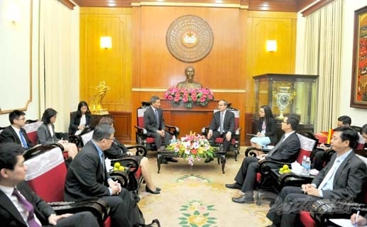 越南祖国阵线中央委员会主席阮善仁会见新加坡外交部长维文 ảnh 1 越南祖国阵线中央委员会主席阮善仁会见新加坡外交部长维文 ảnh 1