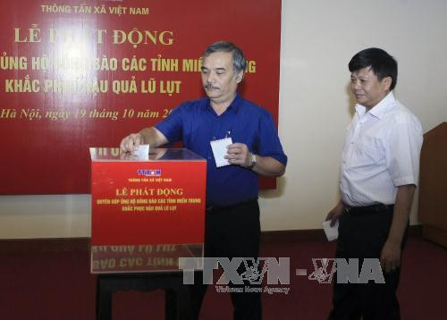 越南全国心系中部地区灾民 ảnh 1 越南全国心系中部地区灾民 ảnh 1