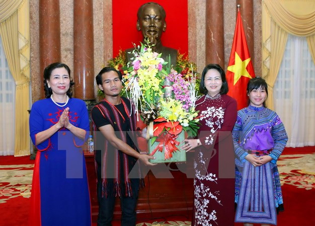 越南国家副主席邓氏玉盛会见少数民族优秀学生和运动员代表团 ảnh 1 越南国家副主席邓氏玉盛会见少数民族优秀学生和运动员代表团 ảnh 1