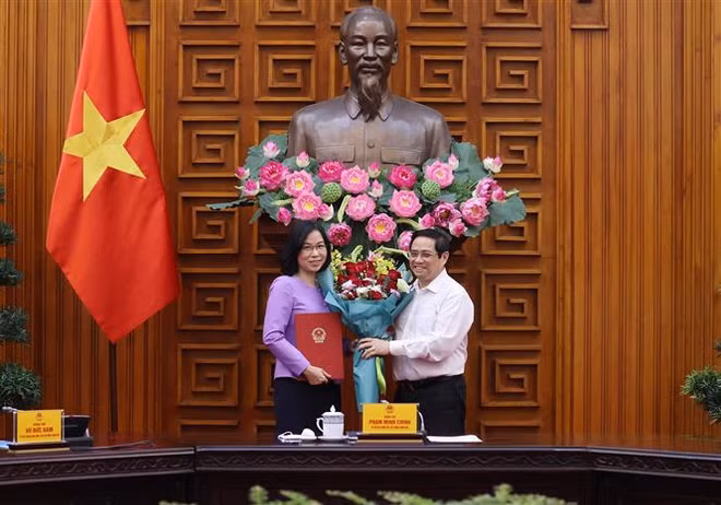 组图：越南政府总理范明政向越通社社长武越庄颁发任命书 ảnh 1