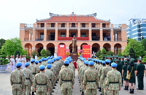 三号二级野战医院干部和工作人员向胡志明主席敬香 ảnh 1 三号二级野战医院干部和工作人员向胡志明主席敬香 ảnh 1