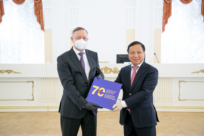 《越俄关系70周年的光辉历程》一书在俄罗斯圣彼得堡亮相 ảnh 1