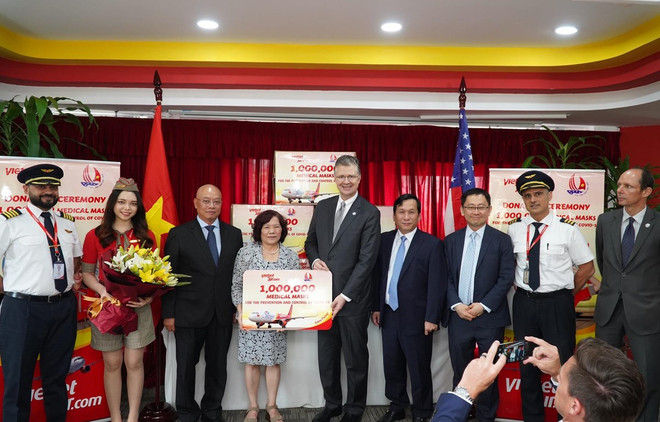 越捷航空为美国和欧洲人民赠送100万只口罩的旅程 ảnh 1 越捷航空为美国和欧洲人民赠送100万只口罩的旅程 ảnh 1