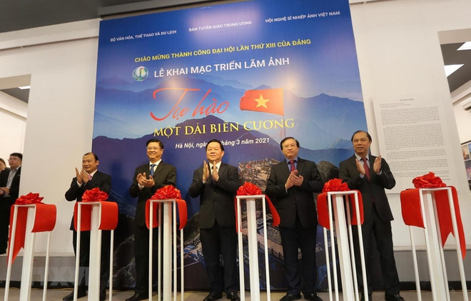 “为边疆一带而骄傲”图片展亮相河内 ảnh 1