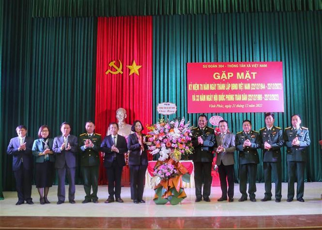 越南通讯社与越南人民军304师举行传统见面会 ảnh 1 越南通讯社与越南人民军304师举行传统见面会 ảnh 1