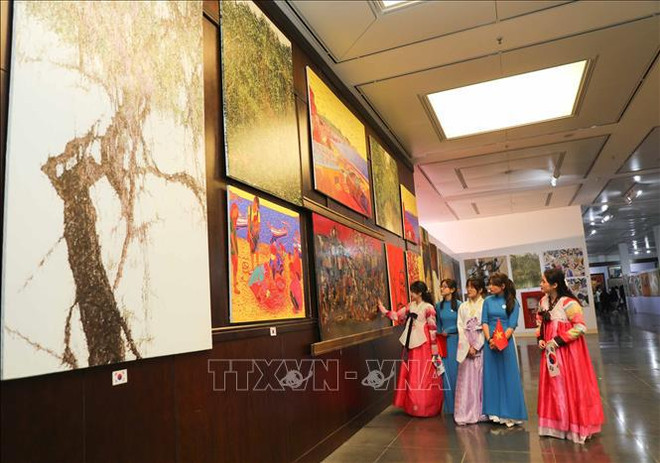 “汇聚越韩美术精华”展览会展出300个特色画品 ảnh 1 “汇聚越韩美术精华”展览会展出300个特色画品 ảnh 1