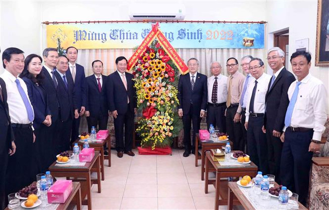越南政府常务副总理范平明圣诞节前走访慰问胡志明市信教群众 ảnh 2 越南政府常务副总理范平明圣诞节前走访慰问胡志明市信教群众 ảnh 2