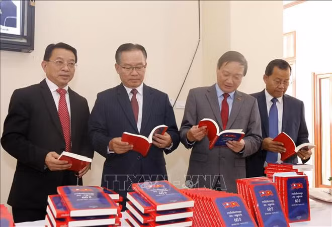 越老建交60周年：老挝出版关于越老双边关系书籍 ảnh 1