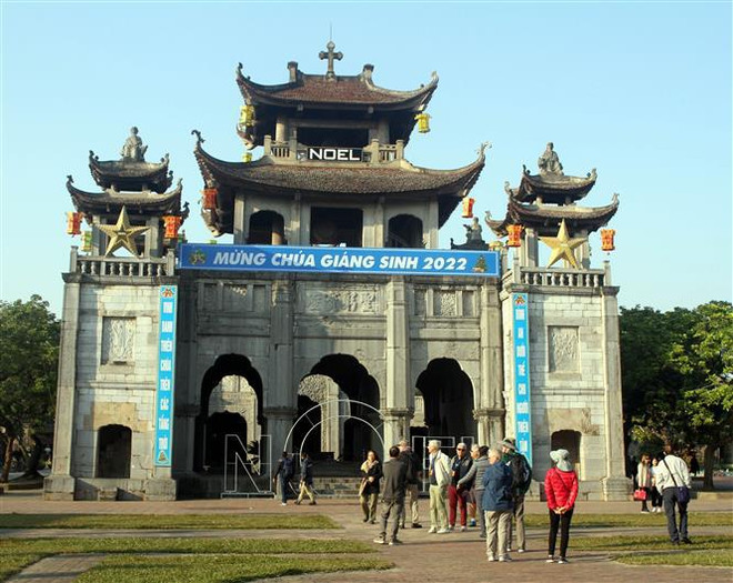 2022年圣诞节:全国各地的游客涌向宁平省参观祈福 ảnh 1 2022年圣诞节:全国各地的游客涌向宁平省参观祈福 ảnh 1