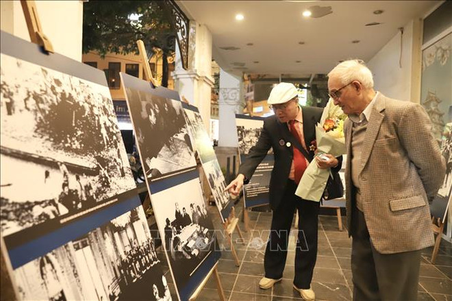 “河内—空中奠边府大捷”展览会在还剑湖举行 ảnh 1 “河内—空中奠边府大捷”展览会在还剑湖举行 ảnh 1