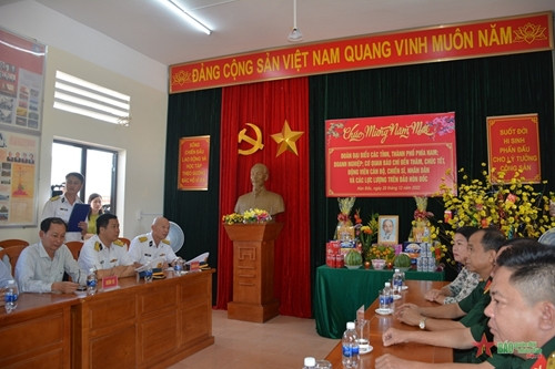 越南海军第五区工作代表团春节前走访慰问鸿笃岛上指战员 ảnh 1 越南海军第五区工作代表团春节前走访慰问鸿笃岛上指战员 ảnh 1