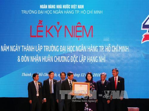 国家副主席邓氏玉盛出席胡志明市银行大学建校40周年纪念典礼 ảnh 1 国家副主席邓氏玉盛出席胡志明市银行大学建校40周年纪念典礼 ảnh 1