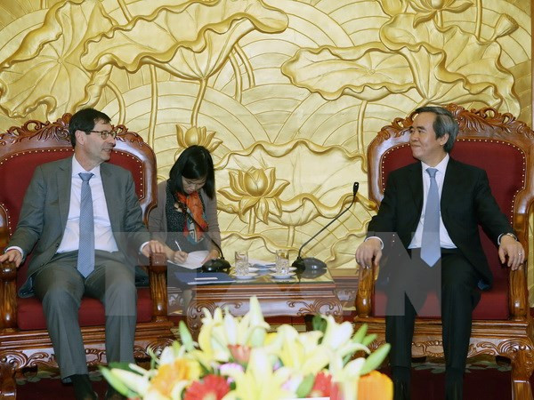 越共中央经济部部长阮文平会见国际货币资金组织专家 ảnh 1 越共中央经济部部长阮文平会见国际货币资金组织专家 ảnh 1