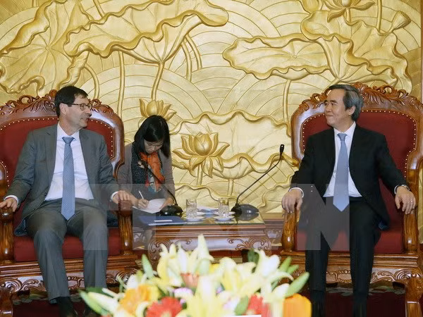 越共中央经济部部长阮文平会见国际货币资金组织专家 ảnh 1 越共中央经济部部长阮文平会见国际货币资金组织专家 ảnh 1