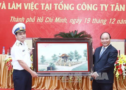 越南政府总理阮春福:西贡新港总公司应肩负经济建设和国防建设的双重任务 ảnh 1 越南政府总理阮春福:西贡新港总公司应肩负经济建设和国防建设的双重任务 ảnh 1