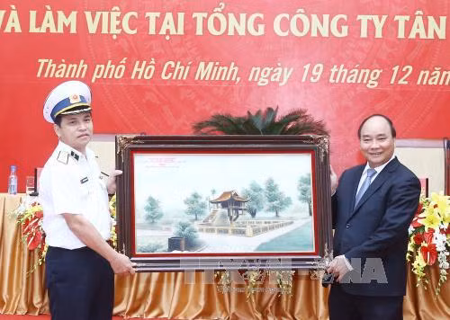 越南政府总理阮春福：西贡新港总公司应肩负经济建设和国防建设的双重任务 ảnh 1