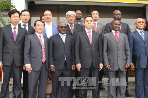 越共中央经济部部长阮文平对安哥拉进行工作访问 ảnh 2 越共中央经济部部长阮文平对安哥拉进行工作访问 ảnh 2