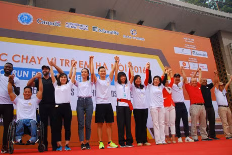 数千人参加“关爱河内儿童”慈善义跑活动 ảnh 1