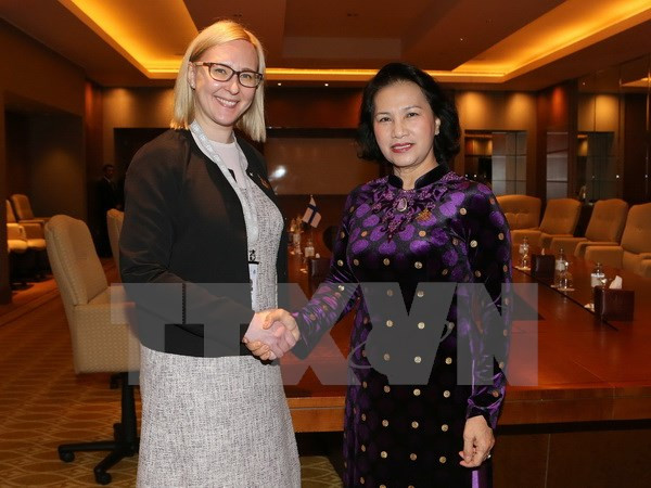 阮氏金银主席会见芬兰议会议长玛丽亚·洛赫拉 分享促进性别平等经验 ảnh 1