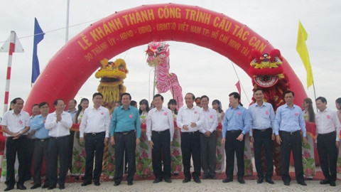 越南政府常务副总理张和平出席则件桥落成仪式 ảnh 1 越南政府常务副总理张和平出席则件桥落成仪式 ảnh 1